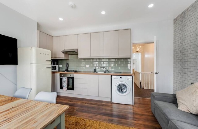 Spacious Two Bedroom Apartment in Wood Green