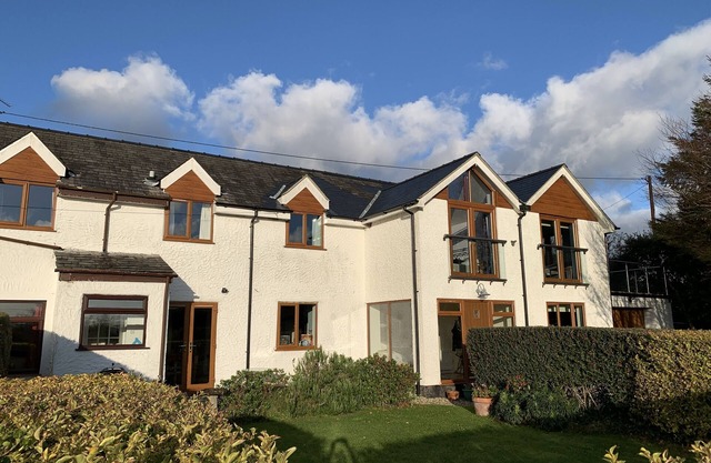 Spacious Ty Adeiladwr Cwch, with stunning mountain views near Red Wharf Bay