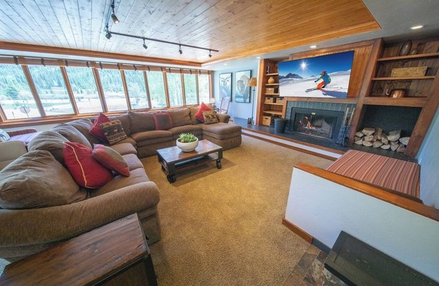 Spacious Unit with Mountain views, Free Shuttle