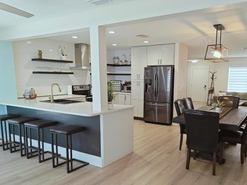 Spacious Upadated 2 King Beds Pets Welcome With Large Private and Fenced Yard Minutes to Beaches