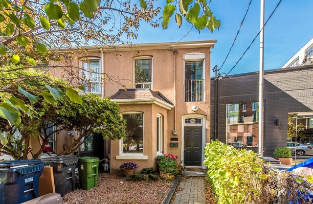 Spacious Urban King West 2 Bedroom With Parking