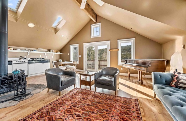 Spacious vaulted chalet 1bd KING BED, BEST Views, 3min to Ned, 10min from skiing