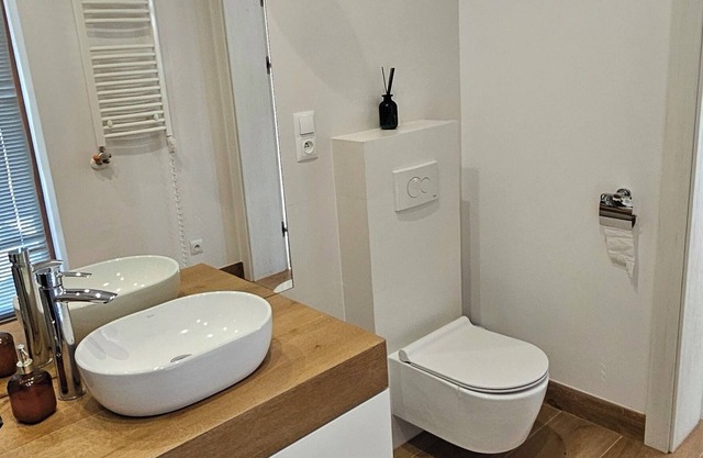 Spacious villa with 5 bedrooms and WiFi, AC near lake and forest