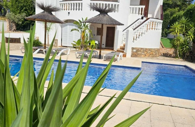 Spacious villa in a quiet area with pleasant pool area