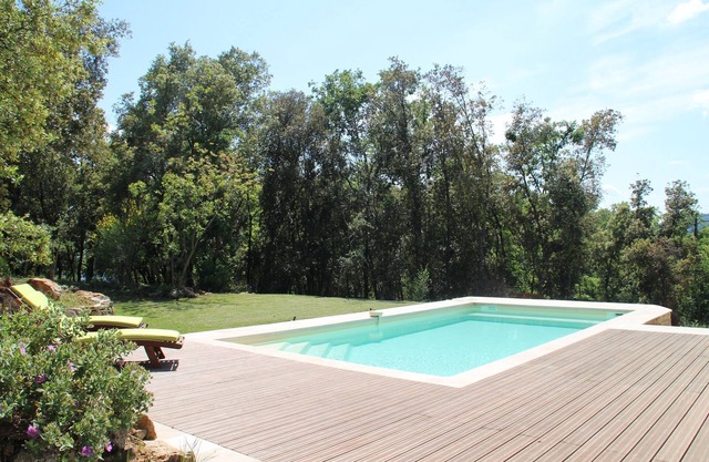 Spacious villa, quiet location, swimming pool, large garden, air conditioning, alarm
