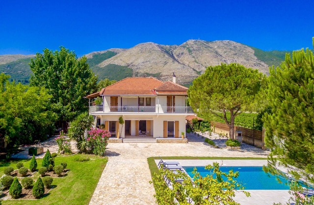 Spacious villa with 5 bedrooms and private pool located close to Alykes