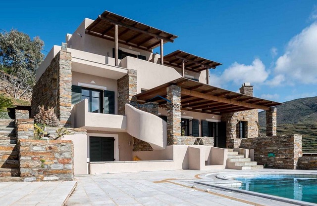 Spacious villa with a pool only 3 minutes by foot from the beach of Koundouros
