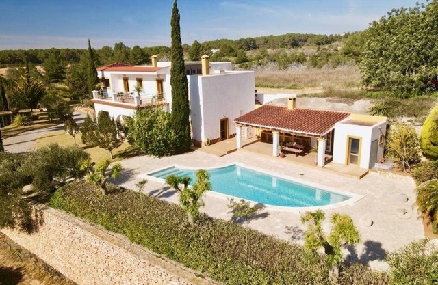Spacious villa with pool and beautiful garden.