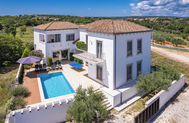 Spacious Villa with Wonderful Seaview, Heatable Pool, 3 min to the Beach