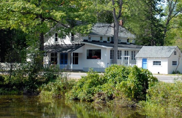 Spacious vintage home. Walk to Lake Michigan. A/C. Pet ok.