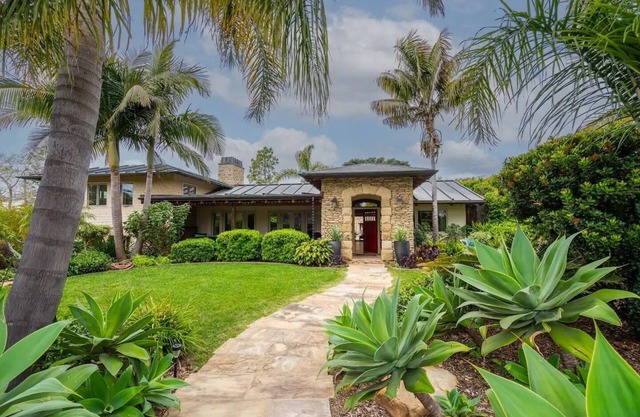 Spacious! Walk to Coast Village/Butterfly Beach Pool, jacuzzi, bocce, ping pongn