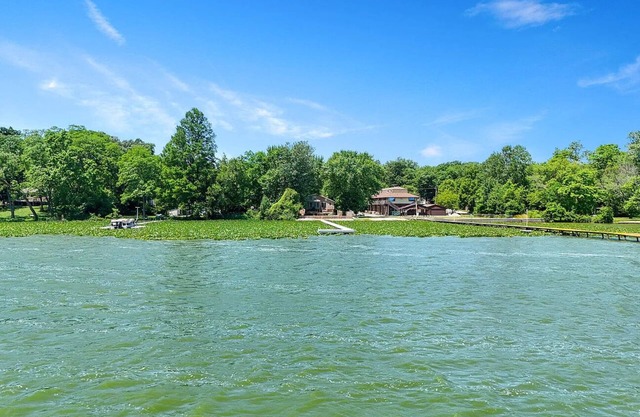 Spacious water-facing 5-bedroom loft with backyard access to Cedar Lake