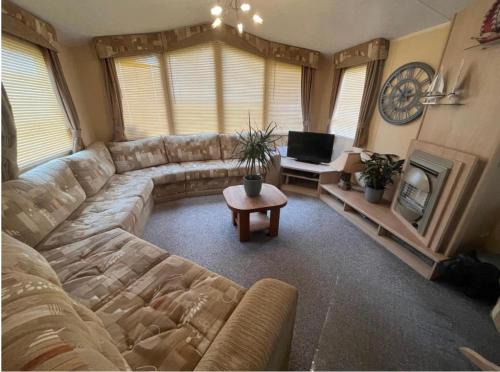 Spacious & welcoming 6th Berth Caravan California Cliffs Holiday Park, Norfolk Coast