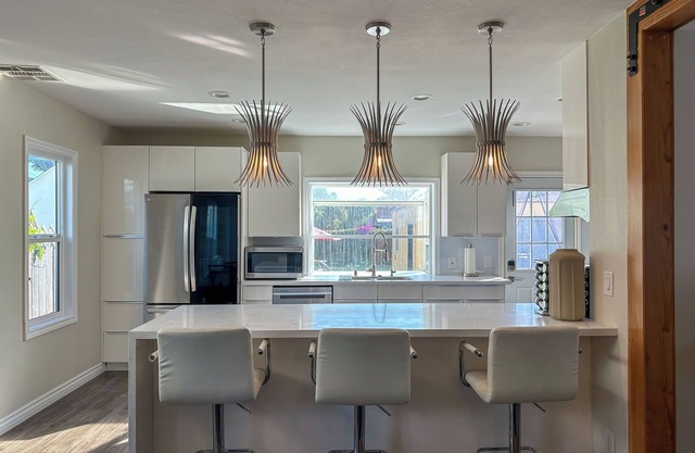 Spacious West LA Home 3BR/3Bath Parking, Backyard