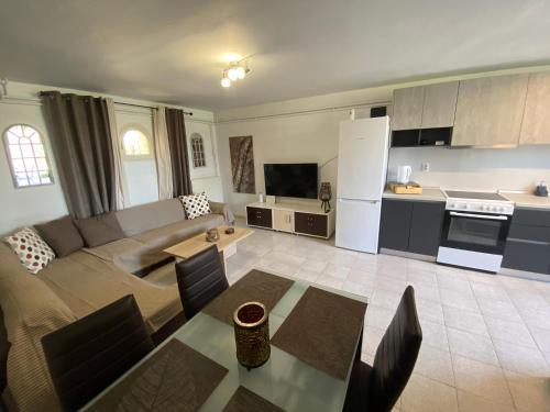 Spacius Garden flat ,1km from the beach , Sleeps 5 ,by likeyourhome