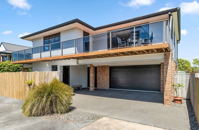 Sparkling Ocean Views - Papamoa Holiday House