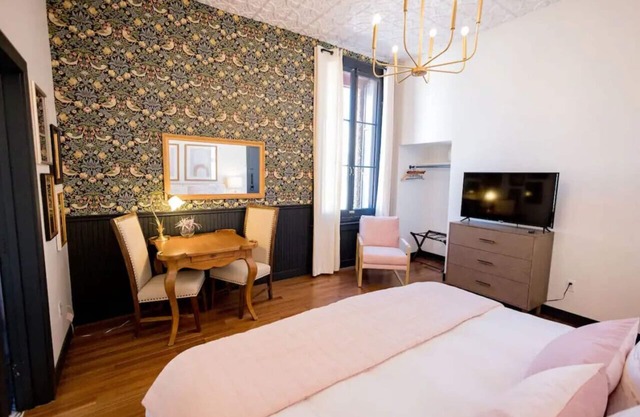 Speakeasy King Room (Rm 8)