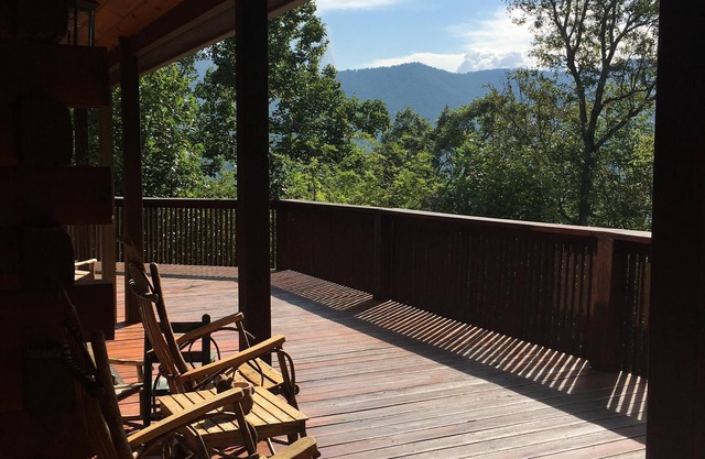 Spectacular 4 bed 4 bath Log Home up Bench Mountain in the Smoky Mountains
