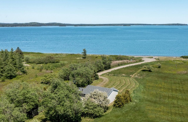 Spectacular beachfront with epic views, beautiful lit-up deck for sunset dining!