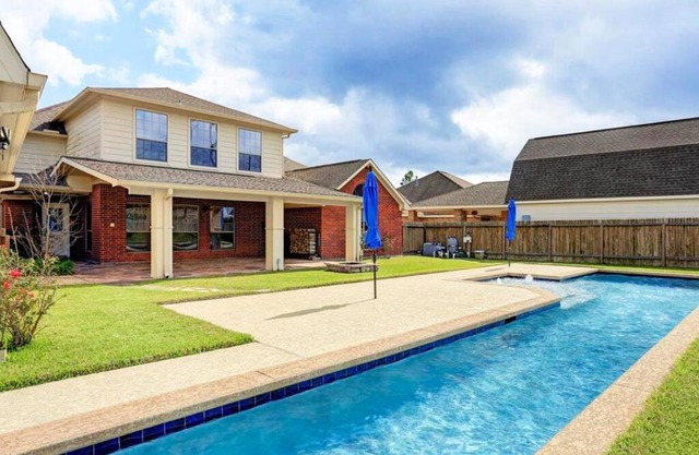 Spectacular Home with A Private Pool & BBQ Grill!