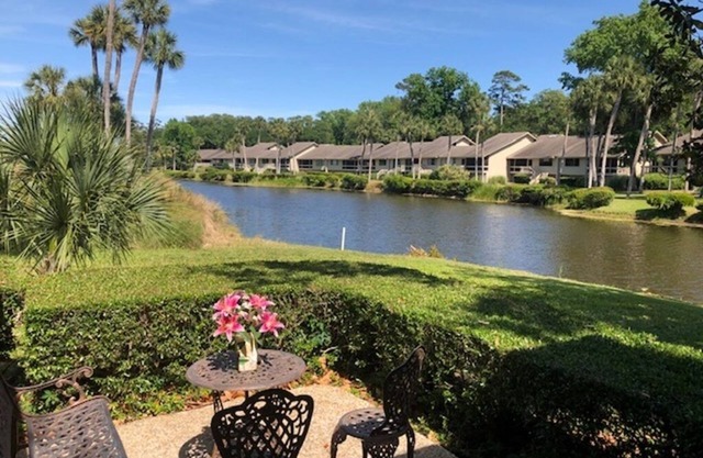 Spectacular Lagoon and Golf Front Villa, a walk to the beach. Sea Pines