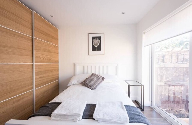 Spectacular Modern Apartment (5 mins to tube)
