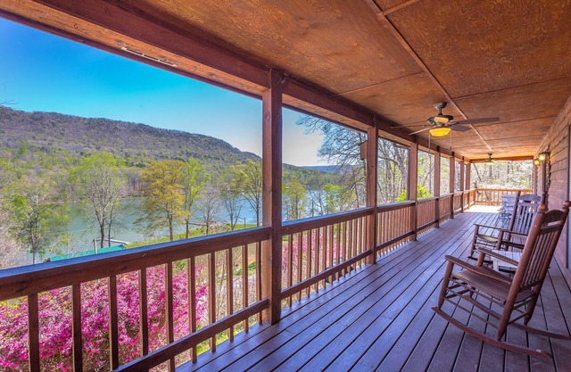 Spectacular River & Mountain Views Spacious Lodge on TN River Gorge, Chattanooga