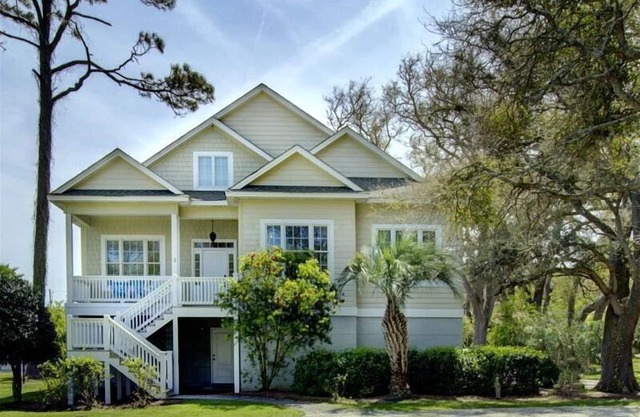 Spectacular Sunrise - beautiful home with pool and steps away from beach