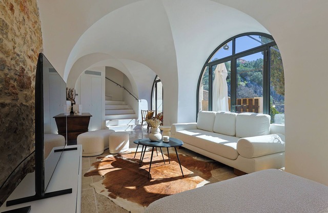 Spectacular vaulted 7-bedroom house, 15 min from beach, 15 guests, Pet-Friendly!