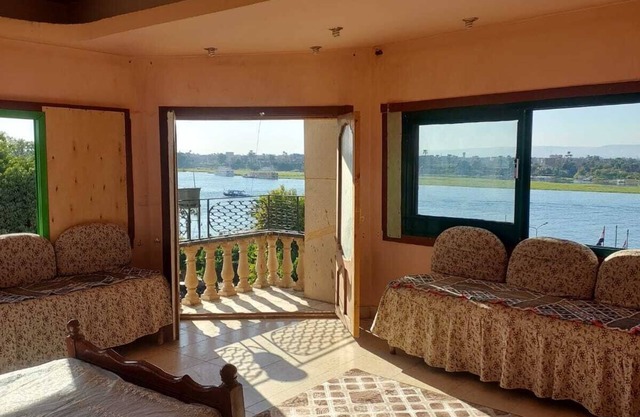 Spectacular view across the Nile, amazing location, Charming 2-bedroom apartment