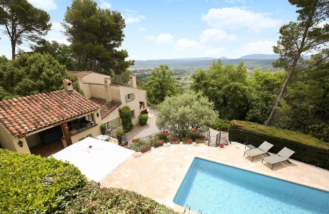 Spectacular Views, Pool & 5-Bedroom Family-Friendly Holiday Home in Provence