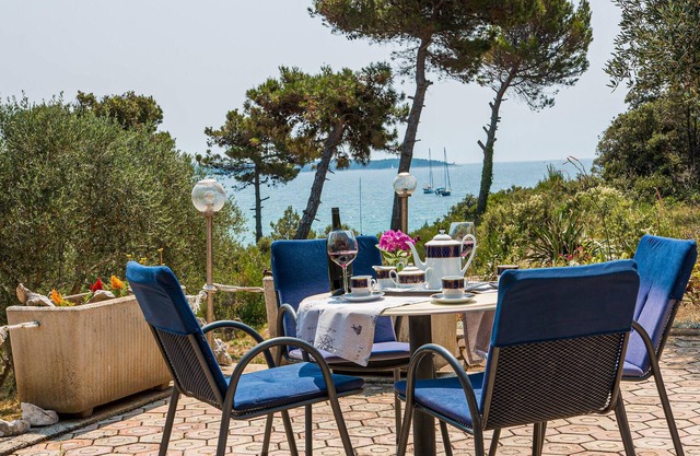 Spend a great vacation in this beautiful vacation home in 1st row to the pebble beach in the bay of