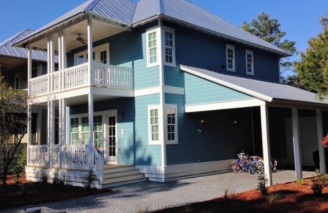 Spend fall at the Beach- 2 Primary Suites- Close to restaurants & shopping