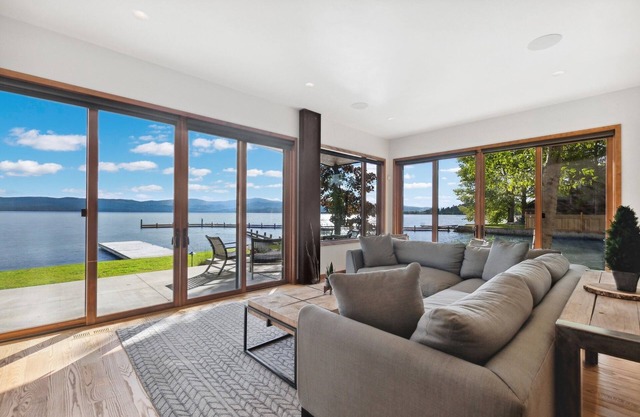 Spend Summer at Flathead Lake! Stunning Lake house less than a mile from Downtown Bigfork!