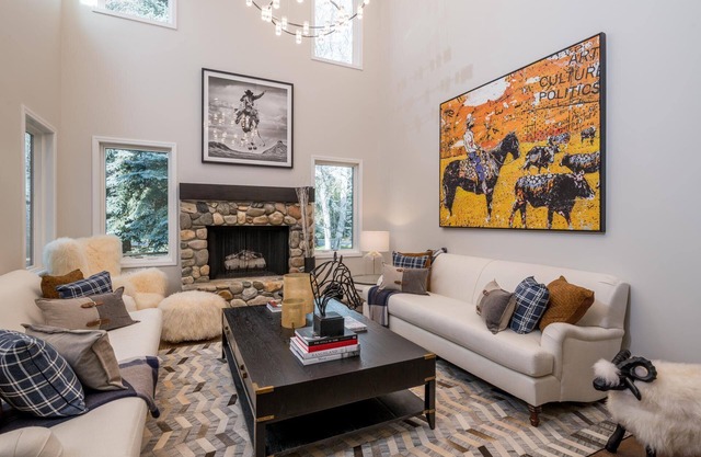 Spend the Holidays with us in Sun Valley! Newly Furnished 4 Bedroom Home with Hot Tub