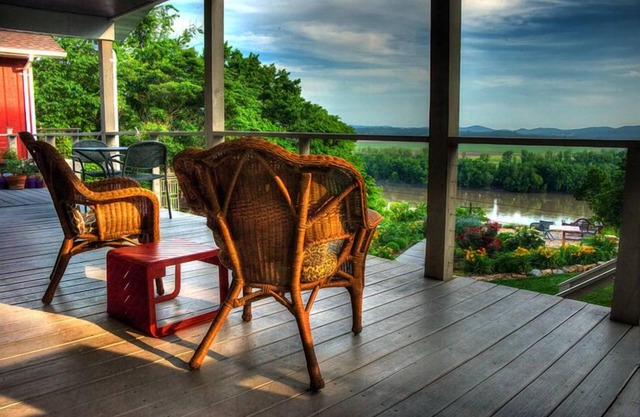 Spirit Hill Guest House And Gardens With Breathtaking Missouri River View
