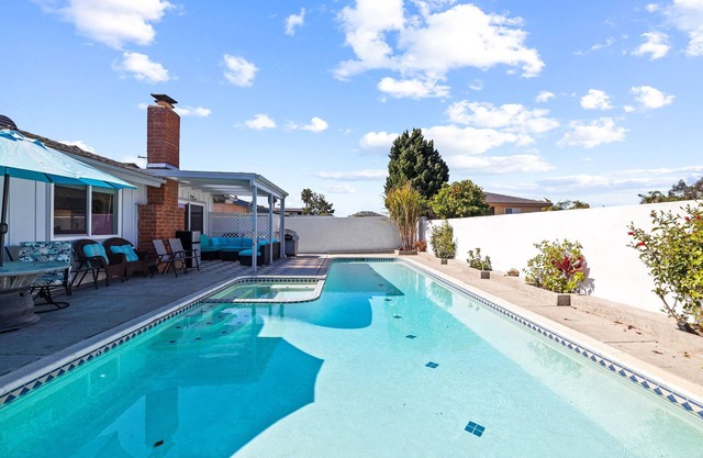 Splash! 40’ Pool, Bunk Beds, 8 Mins to Beach, Close to ALL Attractions, La Jolla