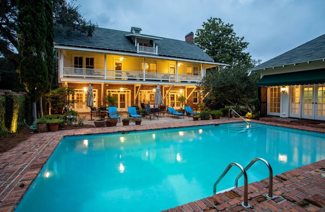 Splash!Jump on August discounts. 6 Bedrooms Sleeps 16. Walk to Village & Beach.