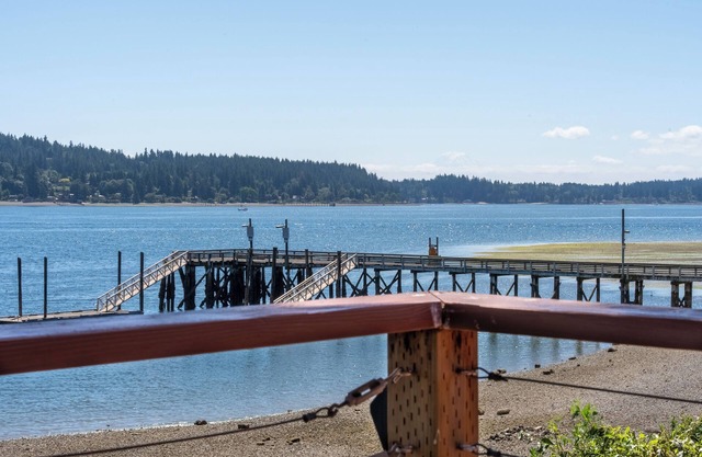 Splendid entire private beach bungalow with Kayak and Hot-tub, Bremerton WA