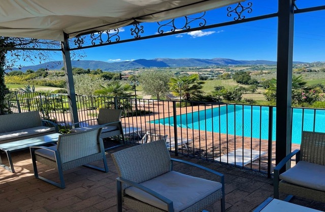 Spoleto Poolside/0.7 kms to central Spoleto/sleeps 20/Wifi+aircon.