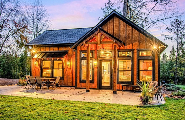 SPOONER LAKE ISLAND OASIS, 2 Pools, 3 Hot Tubs, 3Acres, 1,000' Shore, Pickleball