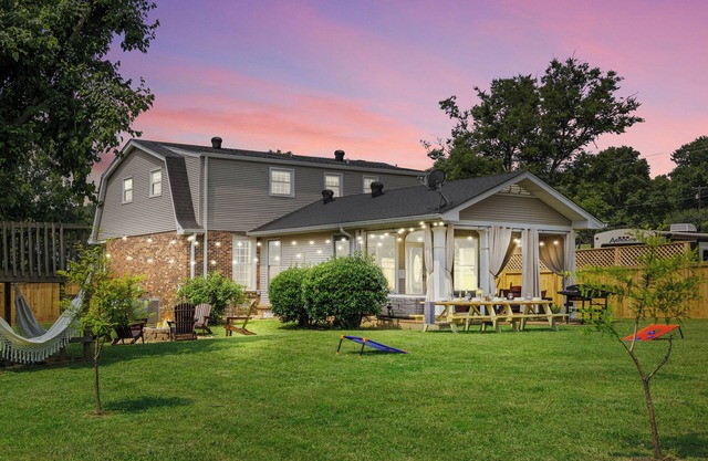 Spotless 4BR Hot tub Fire pit Game Room Privacy Fence 12 Mins to DT