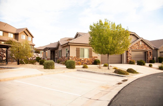SPOTLESS, Booking for WINTER AND SPRING 3bdrm 2bth ONE LEVEL Great location!