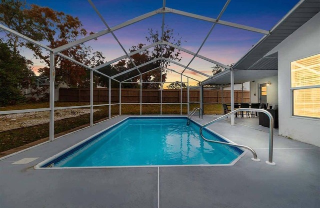 Spring Hill, 4 Bedroom, Pool & Golf Course!
