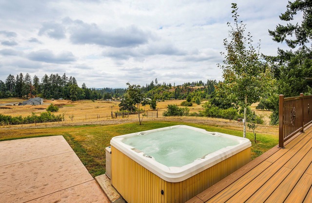 Springfield/Eugene Countryside Home w/Mtn Views!