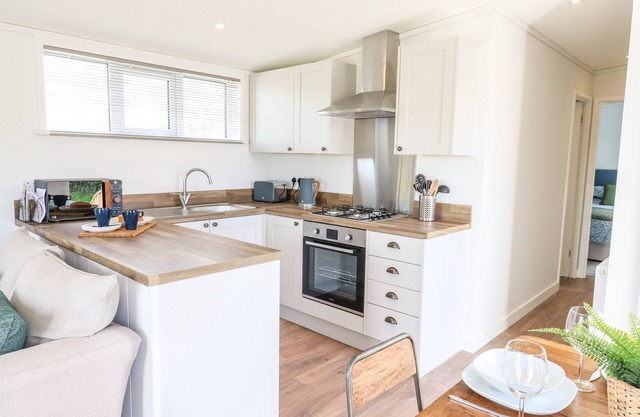 SPRINGFIELD LODGE, pet friendly, with pool in Tedburn St Mary