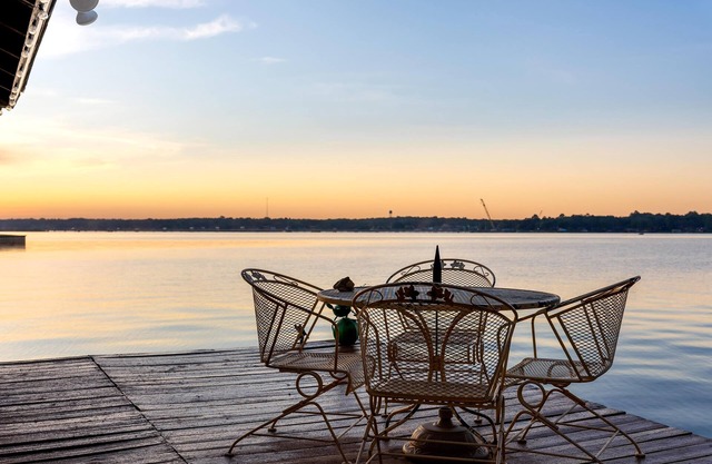 SpringPricing+Couples+LakeFront+1Pet+BoatDock