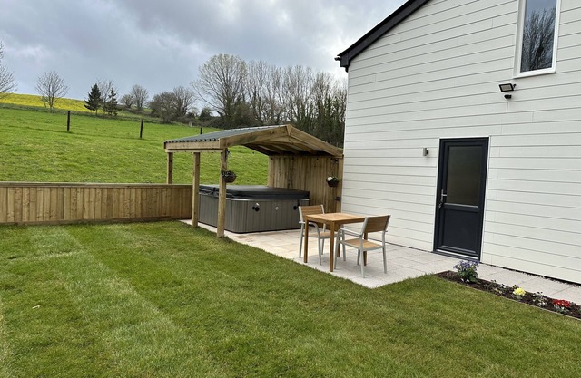 SPRINGWELL LODGE, pet friendly, country holiday cottage in Exeter