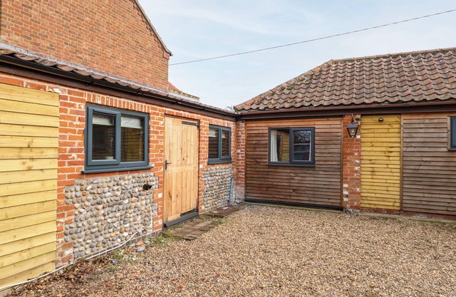 SQUIRREL LODGE, pet friendly, with a garden in North Walsham