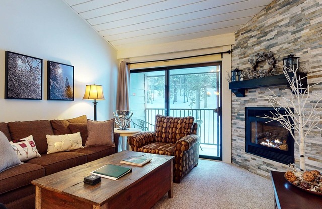 St. Anton 54 Steps to Canyon Lodge, Remodeled, Covered Parking by RedAwning